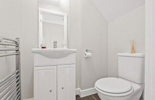 Polmont Haven: Spacious 4- Bedroom Retreat - Foto 31