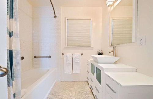 Ocean Views Walk to the Beach with King Suite - Foto 24