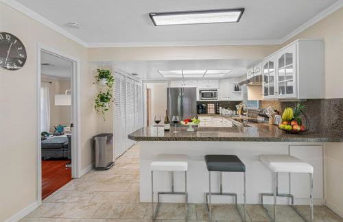 Spacious & Amazing Home w Big Pool and Patio - Photo 8