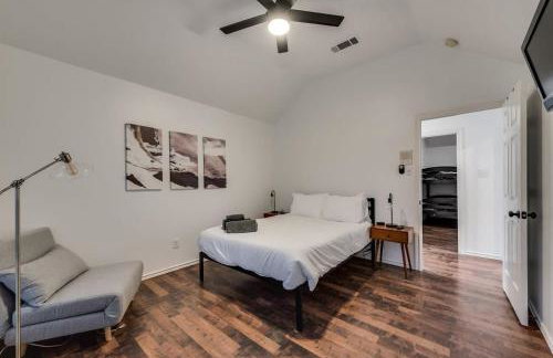 Modern and Luxury DFW Mansion with Backyard Oasis - Foto 19