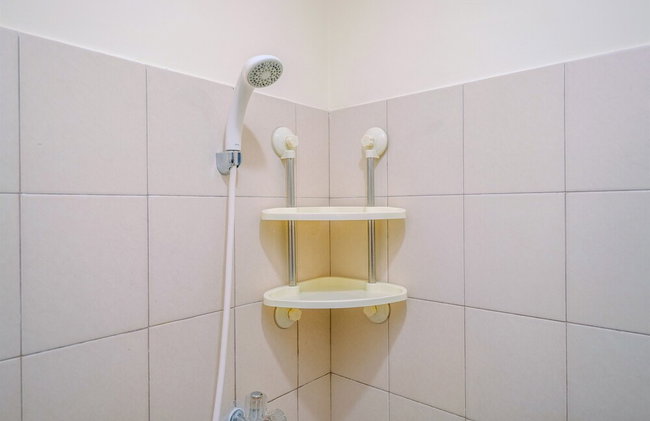 Homey And Cozy Living Studio Room At Tifolia Apartment - Foto 11