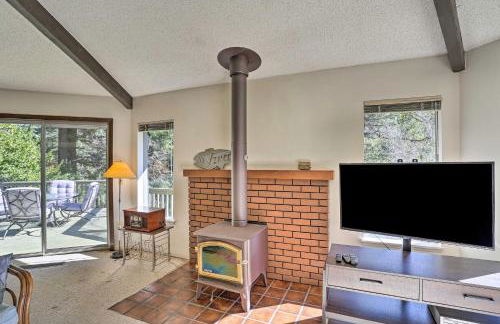 Woodsy Willow Creek Getaway with Pool and Deck! - Foto 6