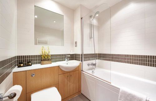 ShortstayMK Vizion apartments, with free superfast wi-fi, parking - Foto 26