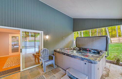 7 Mi to Skiing Lake George Home with Large Patio - Foto 37