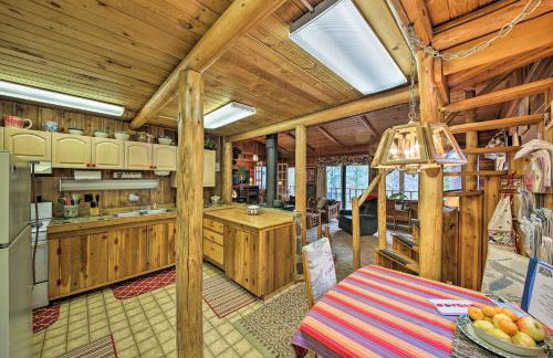 Private Yaak River Hideaway with Deck and Mtn Views! - Foto 6