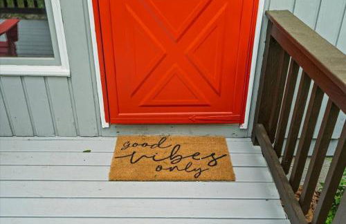 The Gingerbread House - 4 BR chalet, Sunroom, Deck, sleeps 10, modern amenities - Foto 21