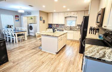 5 Mins from beach and has pool, hot tub, games, pet friendly - Foto 46