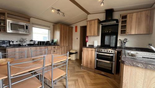 L60, Two bedroom caravan - California Cliffs, Parkdean Resort, Scratby - Sleeps 6, bed linen, towels plus Wi-Fi included - Sorry no pets - Photo 5