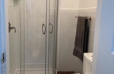 Boston Studio Apartment with Parking, next to Train or Buses, good Neighborhood - Foto 8