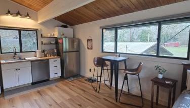 A Restful Studio Near a Creek and Forest - Pet Friendly - Foto 4