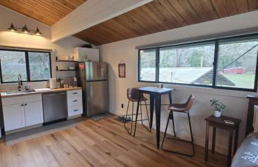 A Restful Studio Near a Creek and Forest - Pet Friendly - Foto 4