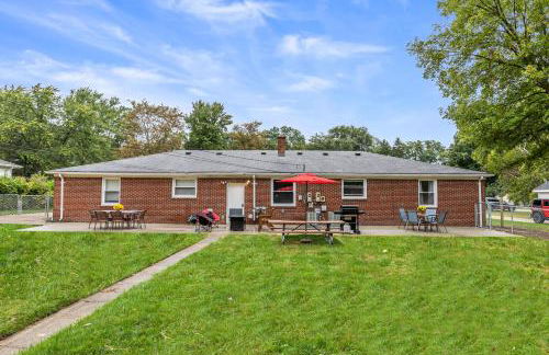 Warm & Comfy 2BR, Huge Backyard, Great Location! - Photo 47