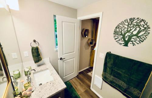 Colorful Comfort 3 Bedroom Home with Fenced yard - Foto 9