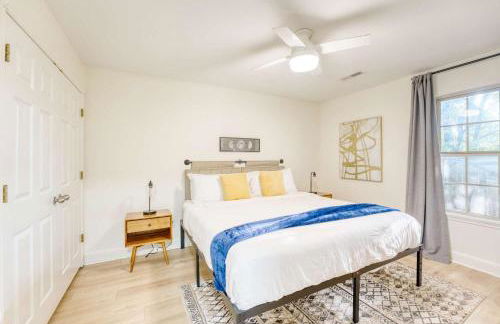 Spacious Modern Retreat with Game Room & Fire Pit near Trails - Foto 8