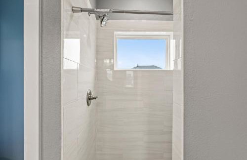 Relax And Sea NEW Luxury Canal-View Escape Gated Community Firepit and Decks - Foto 37