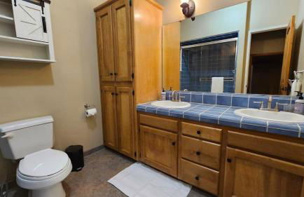 Knotty Pine Cabin with Artisan Stone Patio - Walk to Bass Lake - Foto 21