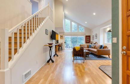 Forest Front Home w Fire Pit Mins to Beaches Wineries Trails Cedarview Retreat by AvantStay - Foto 12