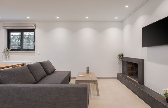 Athenian Riviera Secluded Apartment - Photo 17