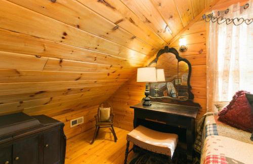 Blueberry Hill Cabin-Private, secluded cabin with a fireplace and New Hot Tub 2025 - Foto 8