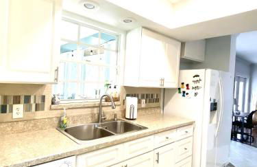 Beautiful Waterfront Home Less Than 7 mins to Beaches - Foto 27
