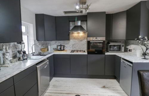 Lovely Comfortable 3 Bed Home, Worcester - Photo 4