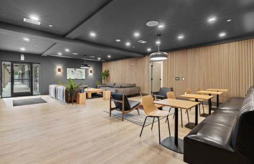 Skyline View, Pool, Gym, Balcony's, Walk to BWay! - Foto 35