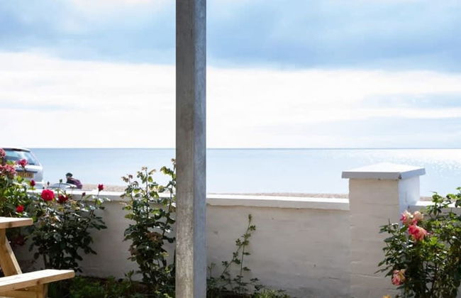 Absolute Beachfront With Decked Garden Oasis and Views - Foto 5