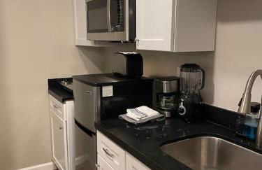 New Midtown Studio with Full Kitchen (Unit C) - Foto 17