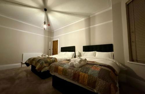 Large Luxury 4 bedroom home with parking - Foto 38