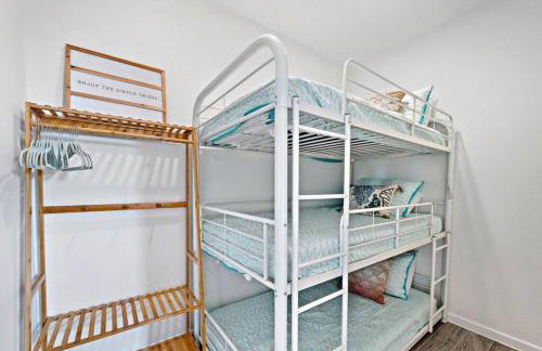 Picturesque beach house with plenty of room and amazing decks, close to beach - Foto 25