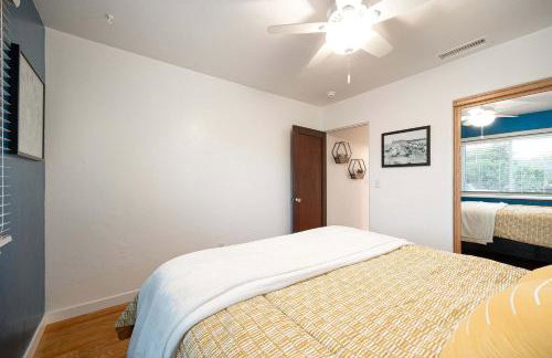 10 Min to the Beach Colorful Home Huge Yard - Foto 24