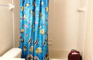 Spacious 4 BR Townhouse with 2 King Size Master Bedrooms, 3 miles to Disney, Free WiFi and Free Parking - Foto 13