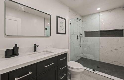 Spacious Modern Home with Rooftop & Private Backyard - Foto 44