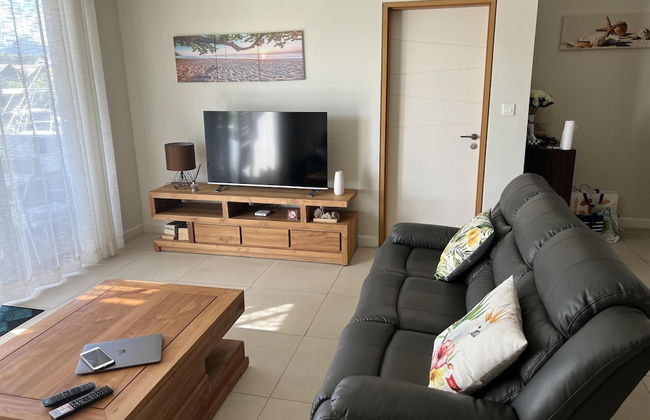 Immaculate Two Beds Luxury Marina Apartment - Photo 8