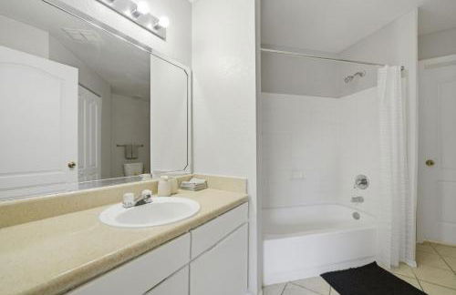 2BR with Resort-Style Amenities - Foto 8