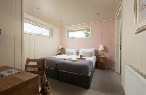 Cedar Lodge, Strawberryfield Park - Photo 4