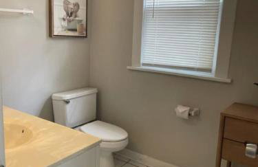 Spacious Home in DT Libertyville Near Naval Base - Foto 20