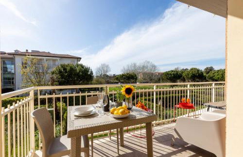 GuestHost -Elegant Seaside Apartment with Pool and Parking - Foto 1