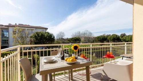 GuestHost -Elegant Seaside Apartment with Pool and Parking - Foto 1