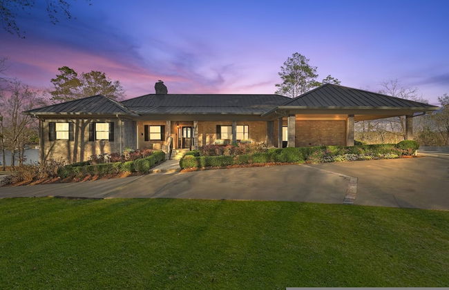 7BR Lakefront Haven Pool Hot Tub Gated 4acres - Foto 1