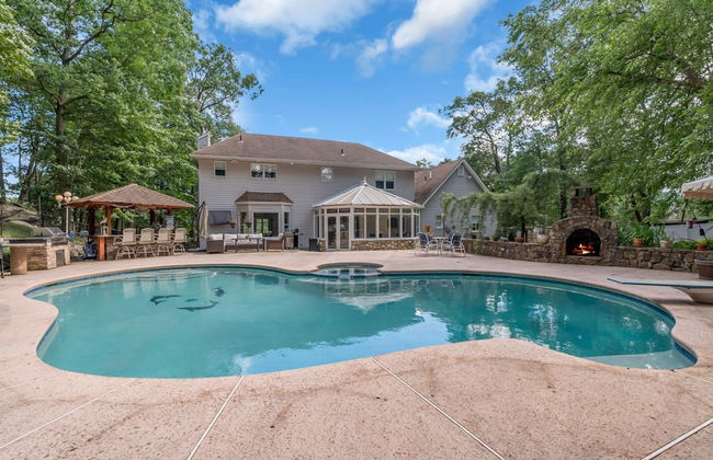 Family Retreat With Autumn Views and Fireplace - Photo 50