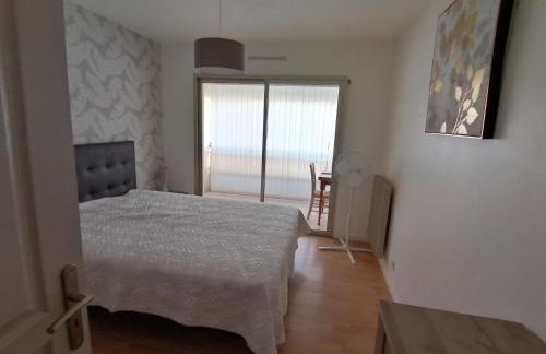 air-conditioned apartment with pool plus beach shuttle - Photo 10