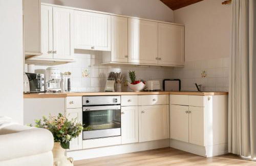 Primrose Luxury Cottage with Private Hot tub - Photo 6