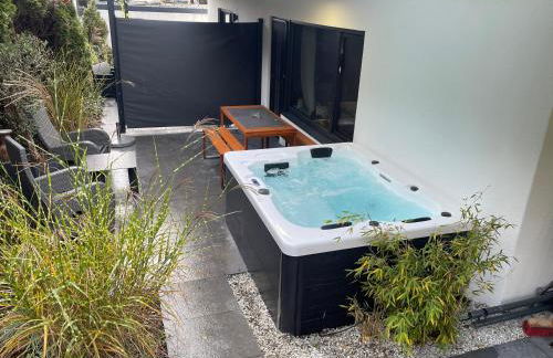 ROSMARIN - Kuschelige Fewo - Romantik & Entspannung im Whirlpool auf privater Terrasse, Ruhe & Hund willkommen - by FerienWohnenAmSee - - Foto 6