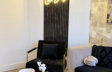 Lux 4 Bedroom House - Jacuzzi Bath Sleeps 9 Free Parking Near Leeds Centre - Foto 11