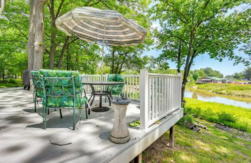Waterfront Gladwin Home with Deck and Fire Pit! - Foto 1