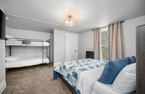 Historic Manor with 8 BDRMS 9 BATHS & 3 Kitchens - Foto 62