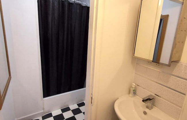 Lovely 3-bed Apartment in Parkgate Rotherham - Photo 13