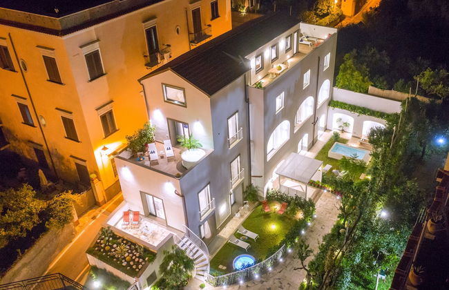 Luxury Suite with Garden and Jacuzzi - Photo 17