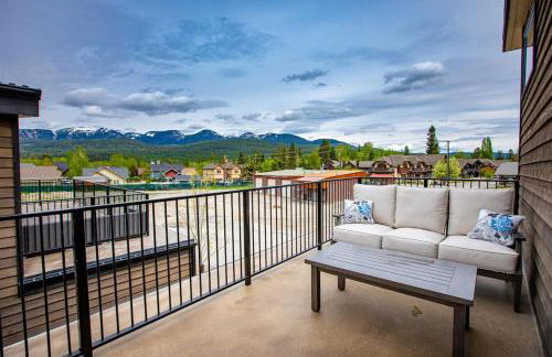 LUX Modern Chalet, Pool & Hot Tub, 10 Mins to the Mountain & Incredible Views - Photo 16